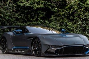 开云体育官网下载安装-体育服务机器人亮相大型综合赛事现场，全国体育机器人联盟