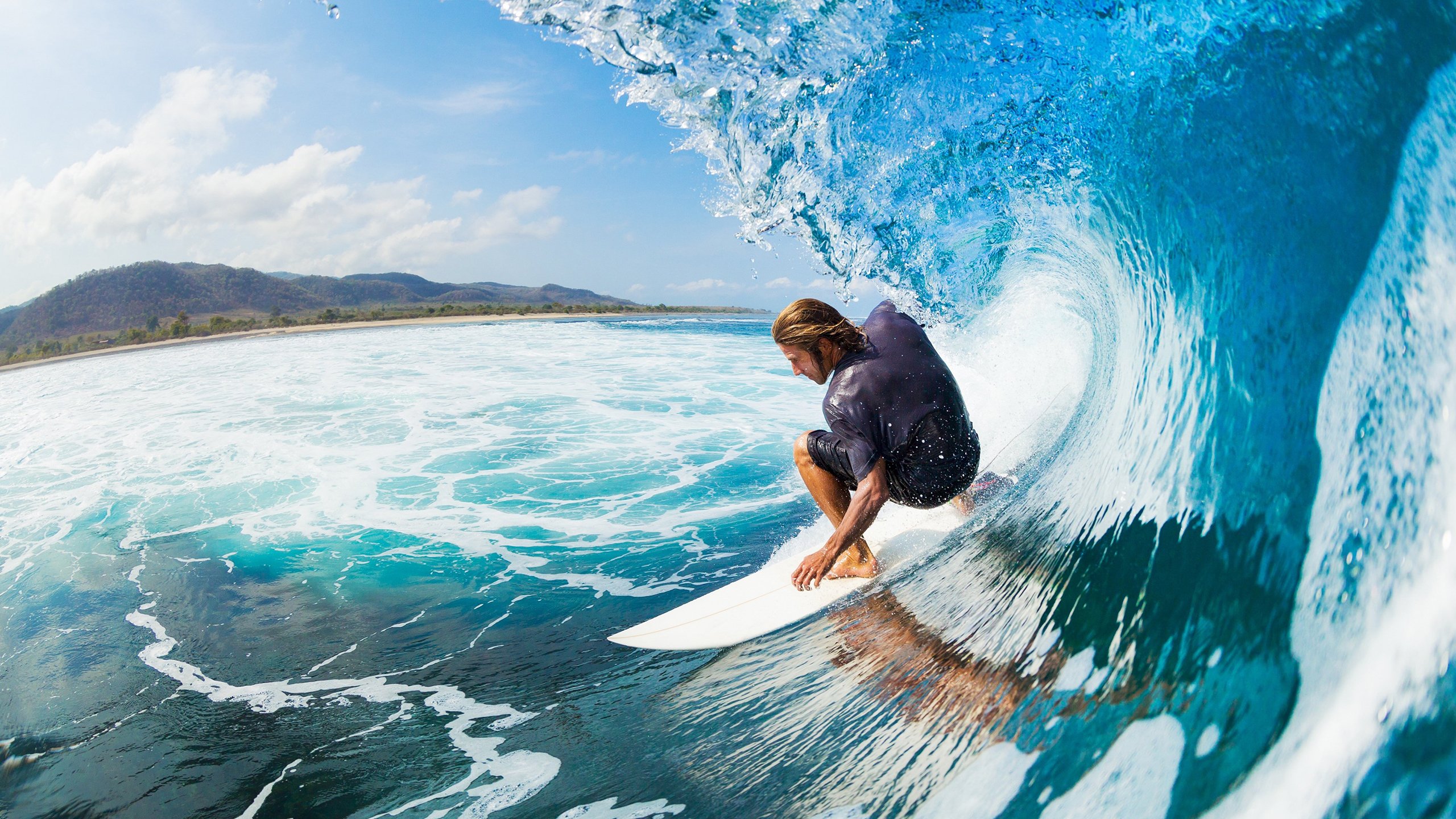 “飞盘对决：成都三叉湖赛场激情四溢，选手飞翔空中”